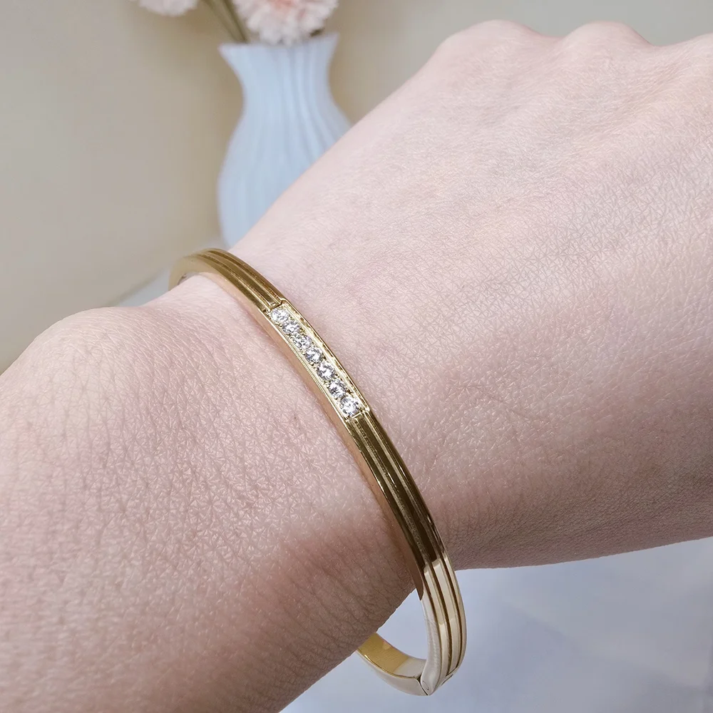 🏷NEW‎ 18K Gold-plated Bangle Bracelet with Crystal Accents